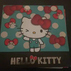 Hello kitty ”pärmbok” med 33 olika bilder. Jättegulliga att sätta upp på väggen som dekoration☺️ (skriv för mer bilder)