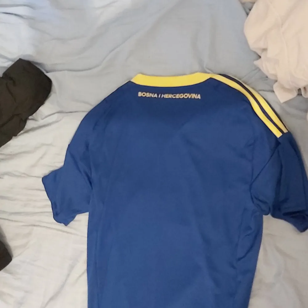 Bosniens landslagströja, säljs inte i Sverige,  Herr storlek xs men passar s . T-shirts.