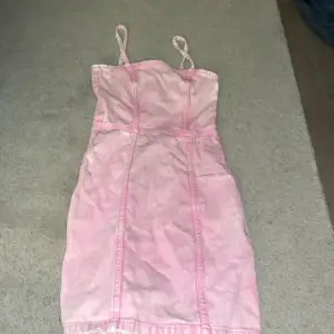 jätte snygg rosa jeans klänning med lång dragkedja på ryggen! storlek 32 men passar XXS och XS 🤍 skön och lätt att röra sig i 🫶🏼 nyskick! 