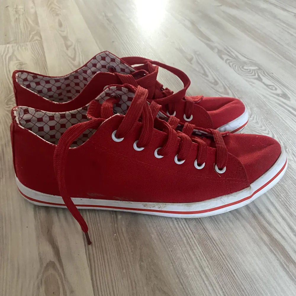 Röda skor med coolt mönster inuti!. Skor.