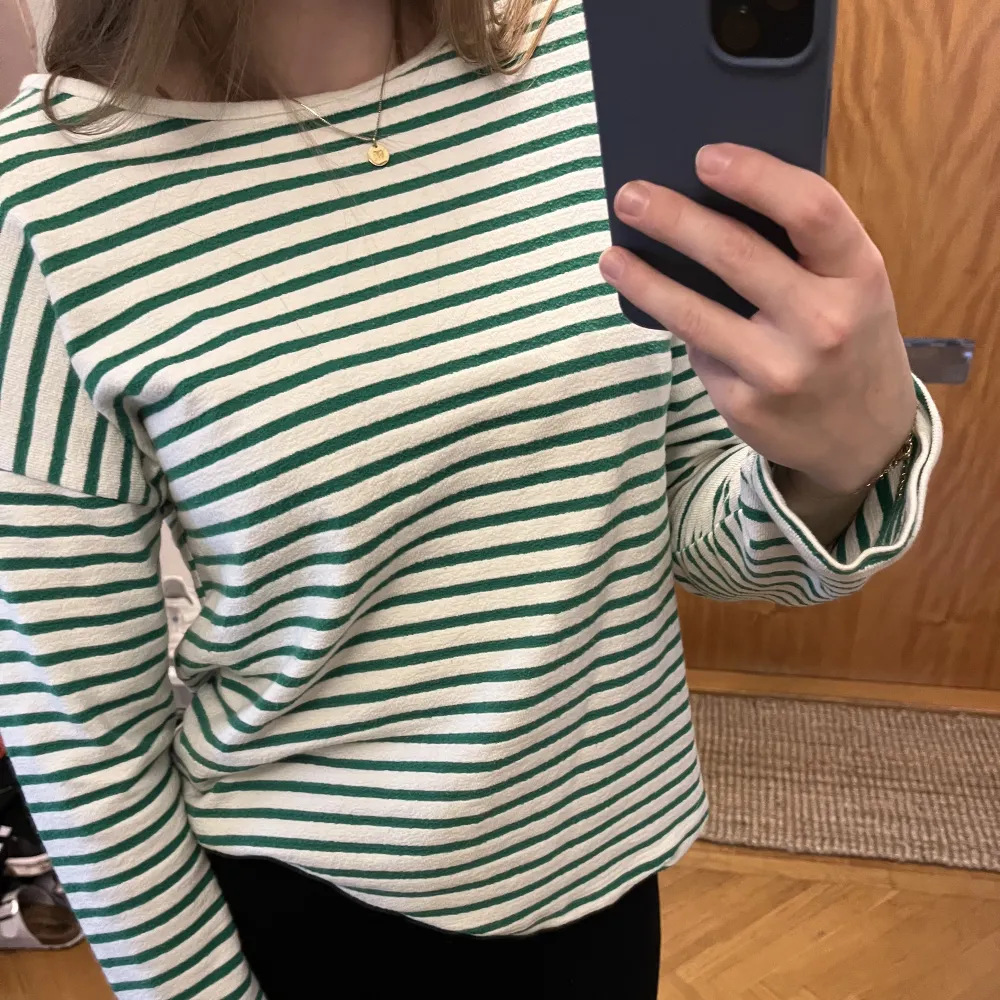 Grön- & vitrandig tunn stickad tröja från Zaras barnavdelning, är som en storlek XS. 💕. Stickat.