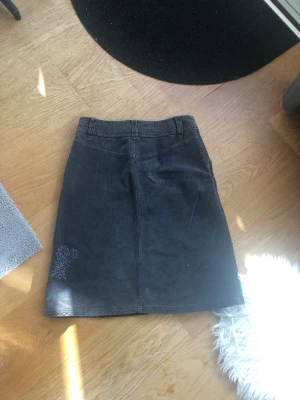 Kjol - Säljer mammas kjol fint skick i Manchester material skriv till mig för mer information pris kan diskuteras 