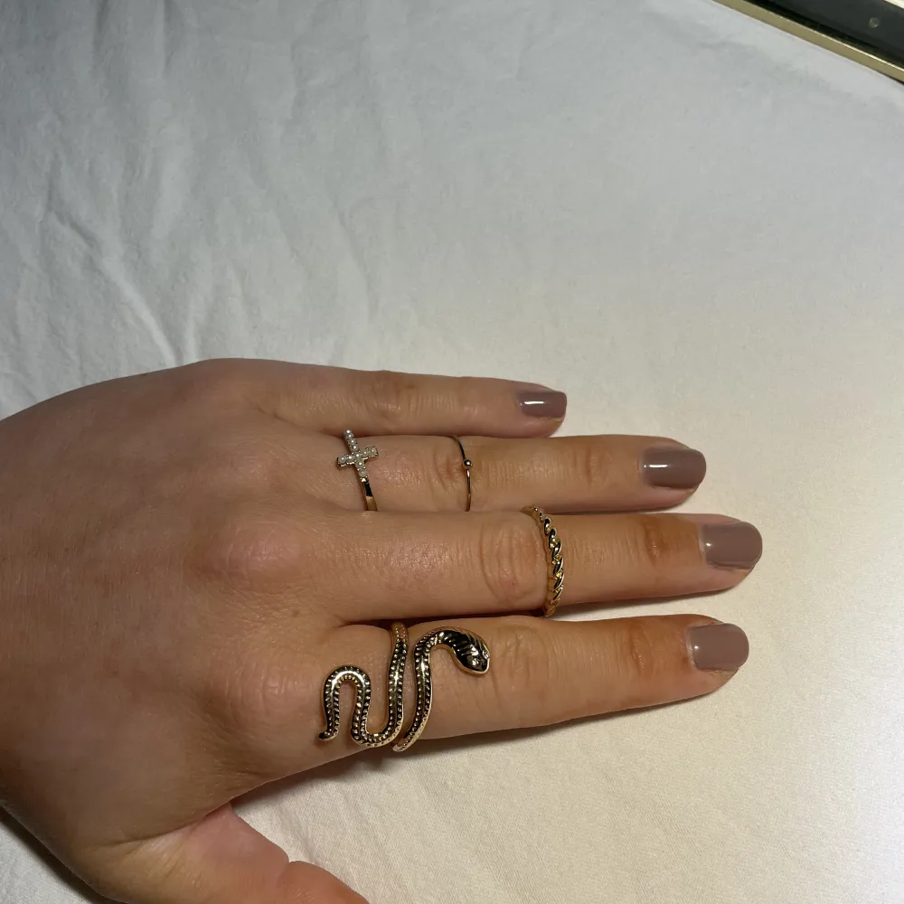 Säljer båda dessa ringar på första bilden för 30kr⭐️ Säljer mycket smycken nu då jag har för mycket och rensar, så bara att skriva vid frågor eller behov av fler bilder🤍✨🌟Paketpris vid köp av flera smycken/plagg.. Accessoarer.