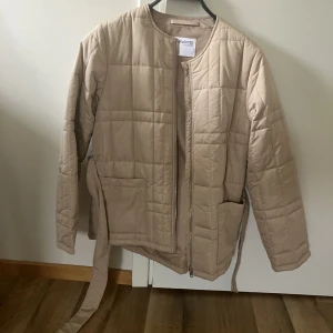 Vinterjacka  - Beige jättefin vinterjacka, med knytning i midjan, aldrig använd  Selected femme, storlek 38 200kr