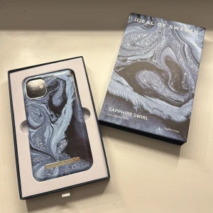 Ideal of Sweden mobilskal - saphire swirl- iPhone 11 - Ett skal från ideal of sweden till iPhone 11. Lite missfärgning på loggan och lite repig. Säljer på grund av byte av mobil.