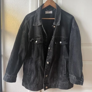 Jeansjacka - Svart jeansjacka från Mango. Lite oversize. 