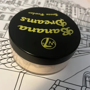 Setting puder  - Ett setting puder som är helt ny och använd drygt en gång. Den är i ett perfekt skick. 