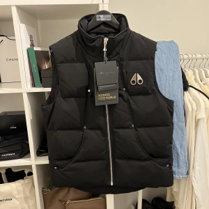 Moose knuckles väst NY - Säljes helt ny och oanvänd väst. Inköpt på Wallenbergs, tags och kvitto finns. Köpte flera och denna är över. Nypris 6000kr, säljer för 2500kr.