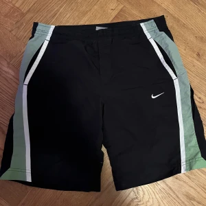 Nike Shorts - Säljer denna skit snygga Nike shorts. De funkar både som badbyxor och vanliga shorts. Ganska små i storleken. De är aldrig använda som badbyxor! Kan gå ner i pris vid snabb affär 🙌