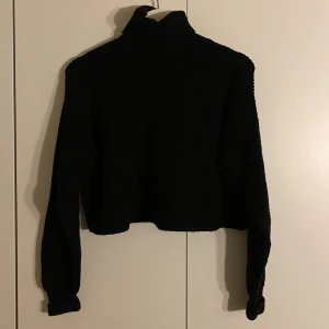 Stickad tröja - Cropped stockad tröja med polokrage i storlek XS.