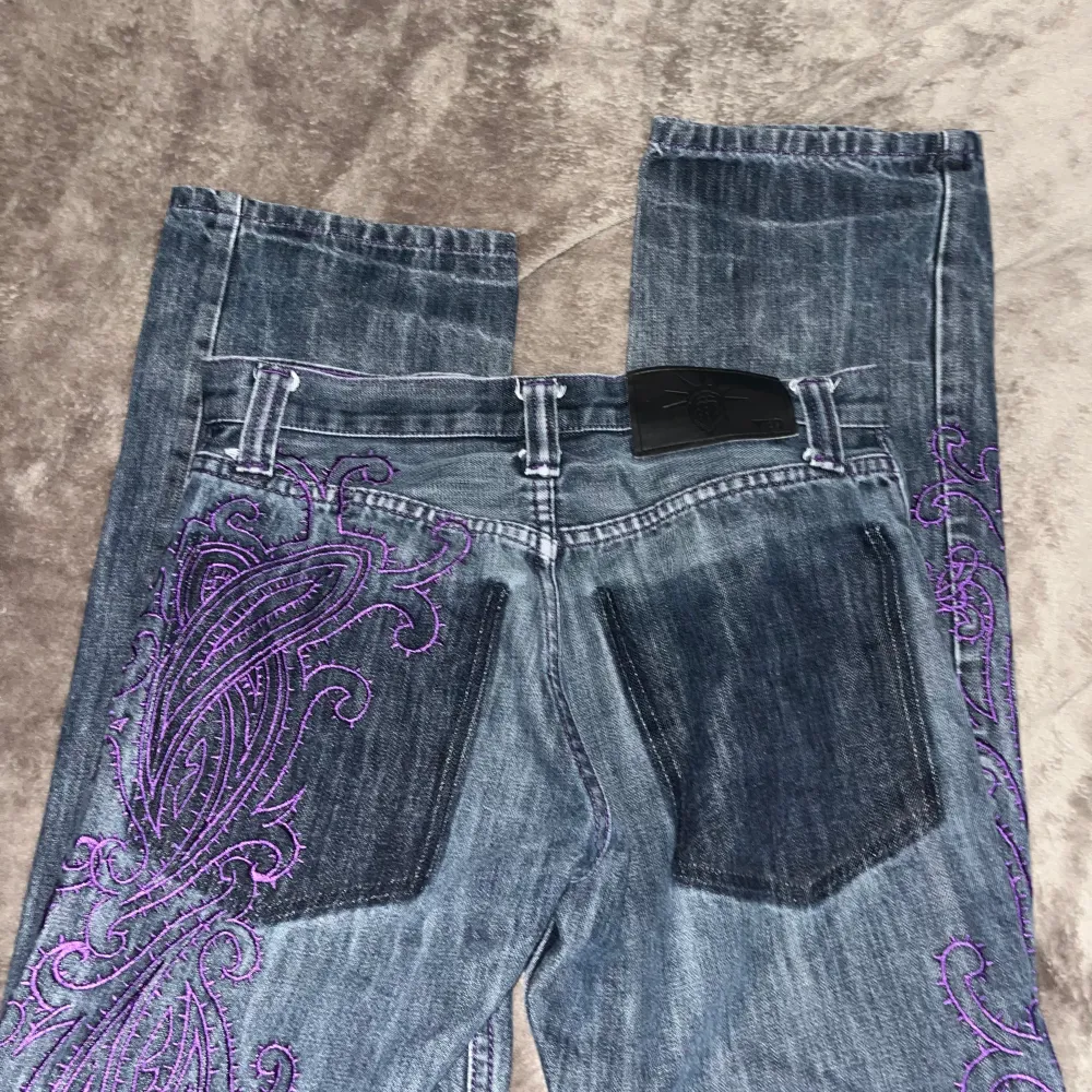 jeans som jag aldrig använt, men köpte dom på en loppis och tvär coolt mönster, slim fit. Jeans & Byxor.