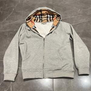 Burberry hoodie, storlek M, nyskick, sälj orsak: fel storlek