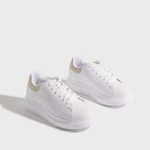 Vita sneakers - Vita sneakers med rätt hög sula