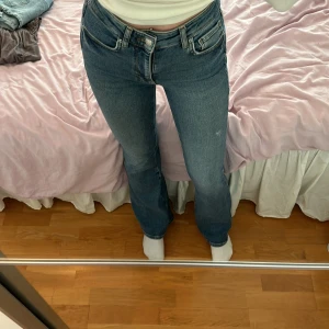 Bootcut jeans (långa) full length - Blå bootcut jeans från gina tricot. Säljer då de inte kommer till användning. Nyskick.  Storlek 38, passar även 36. De är stretchiga. Ja är ca 180cm lång.