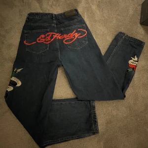 Ed hardy jeans - Säljer mina as feta ed Hardy jeans då de dessvärre inte används. Nypris 1300.Riktigt fint skick då dom är nästan helt nya. Säljer dom för 850. Kom privat för mer info och bilder 🤝🏼