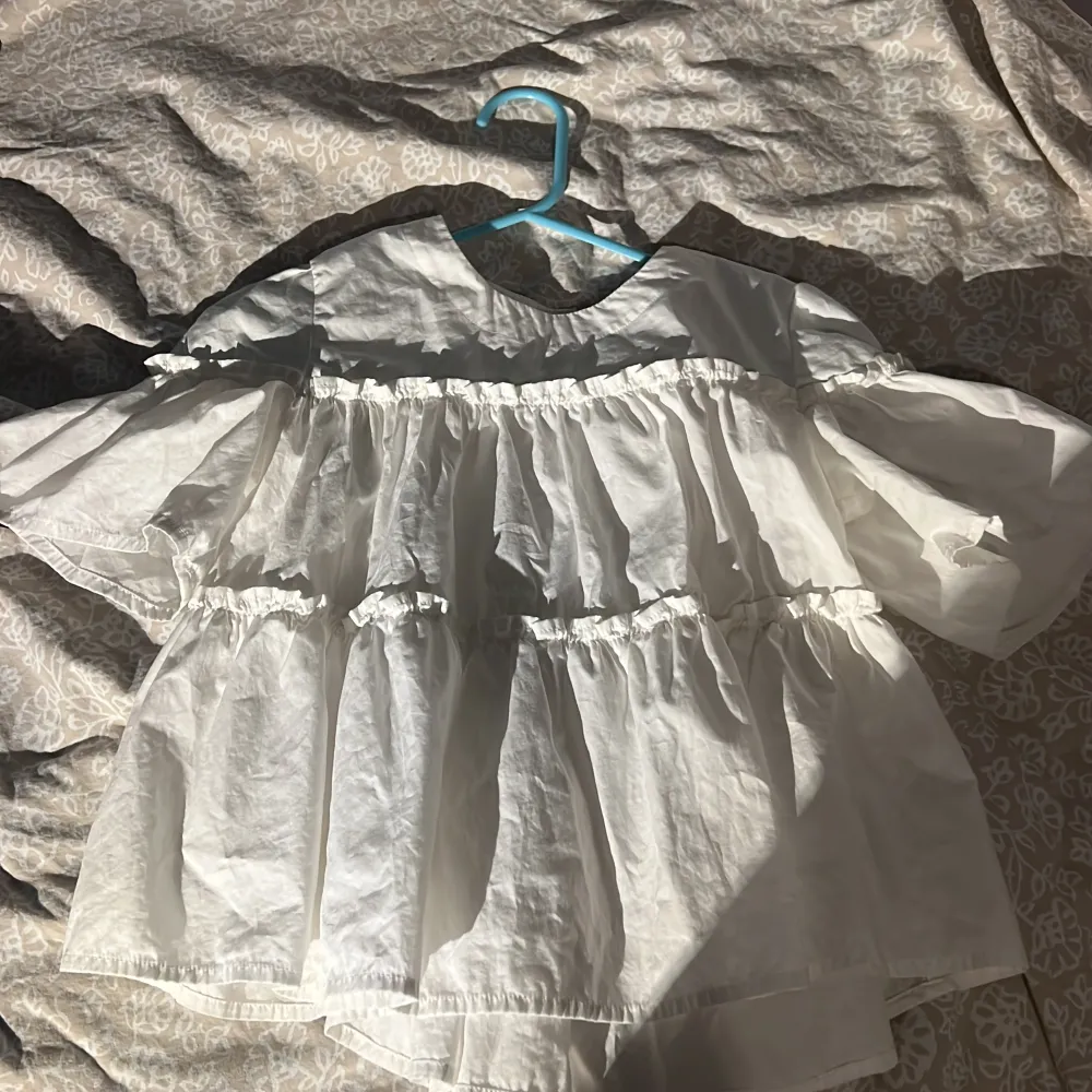 En jätte fin blus från gap kids i storleken L. Fina volanger och en skön tröja. Är tyvärr för liten för mig så därför säljer jag. Den är i nyskick och har knappast används. Inga defekter. Den är i storleken L kids som sagt så ungefär 146/152. Blusar.