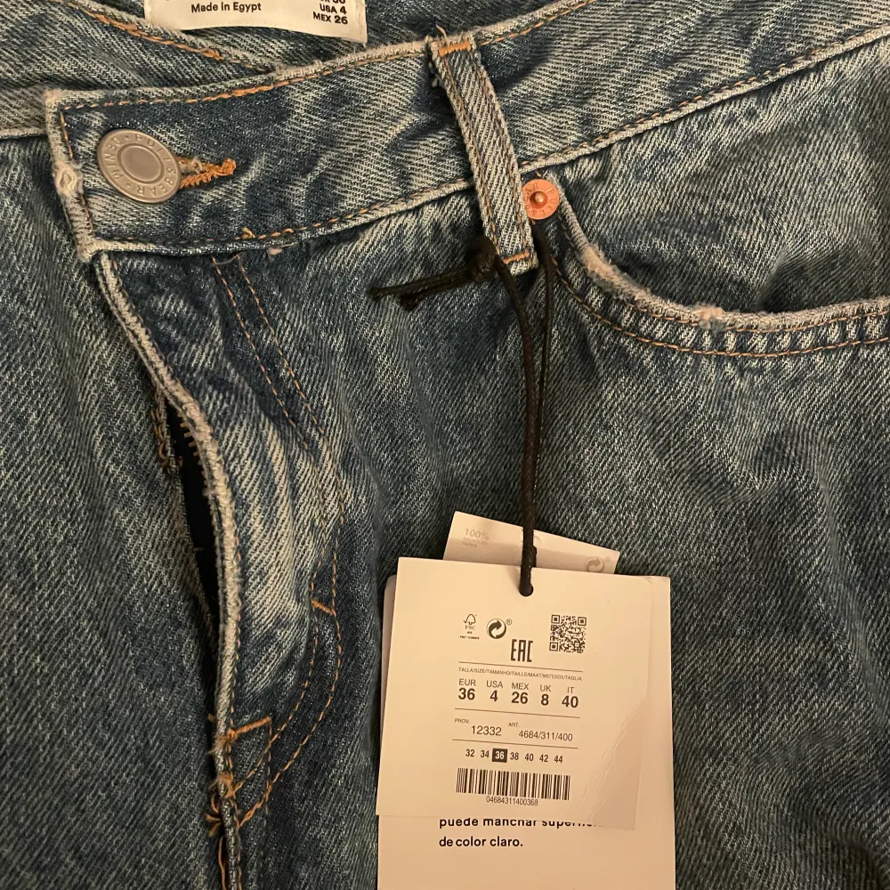 Säljer dessa jeans från pull&bear i storlek 36 då dom var för små. Helt oanvända med lapp kvar. Glömde helt av o skicka tillbaka dom o nu har det gått för lång tid, så därför säljer jag dom här! Priset kan diskuteras!!!!. Jeans & Byxor.