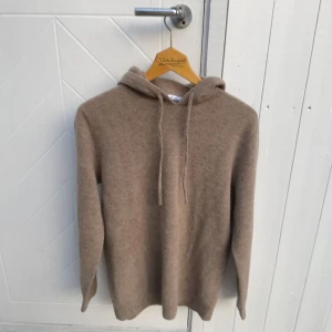 G.OT Merino hoodie  - Hoodie i 100% merino Ull av märket G.OT. Storlek M men passar även S och beige färg. Aldrig använd så den är i bra skick. 