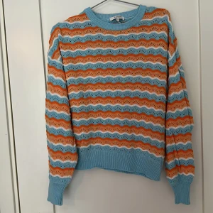 Tunn stickad tröja - Supergulligt tröja men jättefina färger. Mycket mer diskret i färgerna i verkligheten än på bilden, mer mot pastell. Helt ny! 