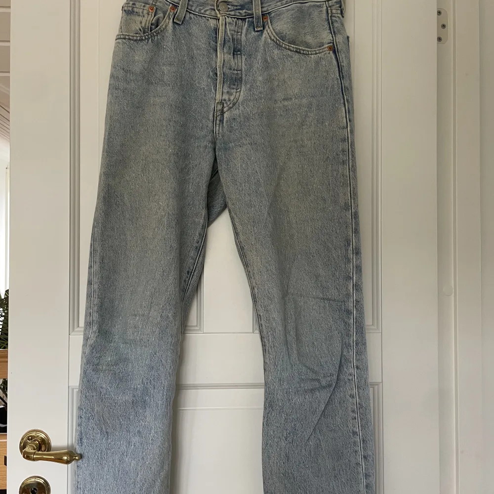 Levis jeans i modellen 501 med raka ben. Storlek midja 26 och längd 32. Lite korta på mig som är 173. I använt skick . Jeans & Byxor.