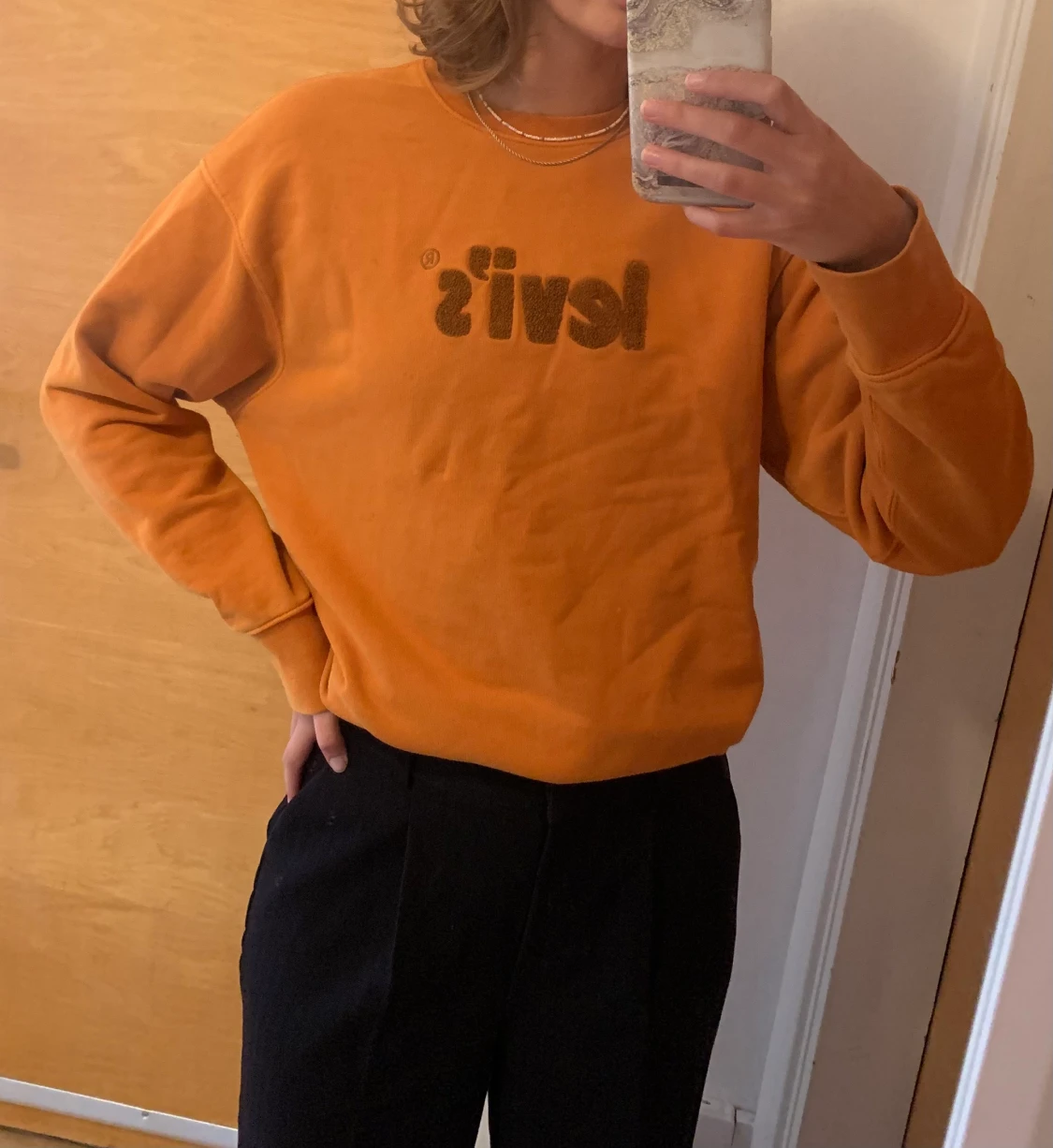 Orange collegetröja från Levi’s. - 90