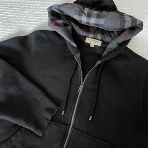 Burberry hoodie - Storlek xxl men sitter som en l/xl Helt ny aldrig använd  Tags osv finns. Nypris 7-8k