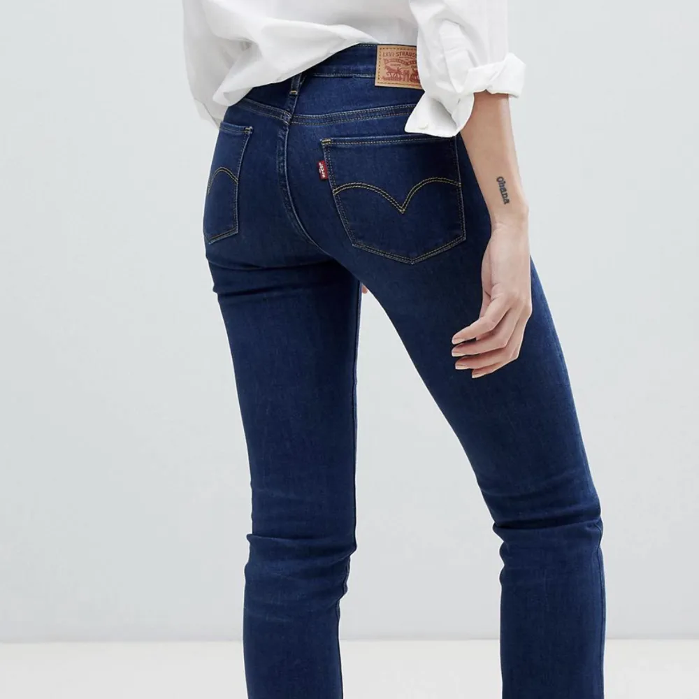 Jag säljer dessa lågmidjade Levis 712 slim jeans för att de är för stora för mig. Storlek 30 och passar som 36/38. . Jeans & Byxor.