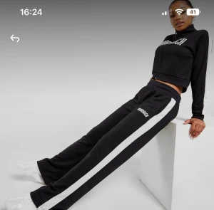 Hoodrich dress - Säljer nu min dress från hoodrich, tröjan är i storlek M och byxorna i storlek S Knappt använda, i nytt skick. Pris kan diskuteras vid snabb affär 