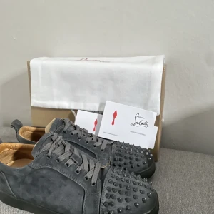 Christian Louboutin skor - Skit sköna skor, har mycket liv kvar. Sulan är dock lite sliten men annars är allt helt som nytt. Skriv privat för frågor 