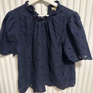 Marinblå blus i nyskick! 