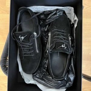 Giuseppe zanotti - Säljer mina skor då jag inte använder dom, dom är i jätte bra skick använda Max 2 gånger kartong osv medföljer!