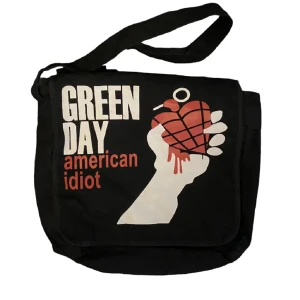 Greenday axelväska - Mått ca 38x29x10cm. Finns fyra fack samanlagt samt två stycken penn/nyckelhållare. Använd några gånger. Köparen står för frakt eller så kan den hämtas på Lidingö eller Ropsten :)