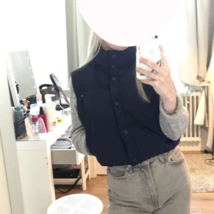 Kort väst  - Köpte denna väst för ett tag sen har använt den ungefär 2 ggr för jag inte tycker om hur den sitter på mig. ( lånad bild av en kompis ) bra skick. Nypris: 300kr 