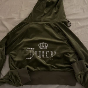 Juicy couture zip up - Så fin grön juicy coutoure kofta! Som tyvärr inte har kommit till användning därför säljs den vidare💕 Använd gärna köp nu funktionen!