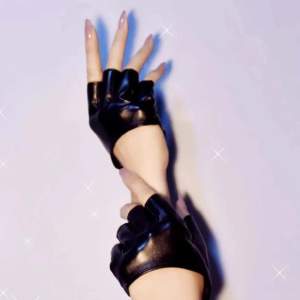 NY! Coola imitation läder halv handskar. Snyggt till cosplay 🦇 