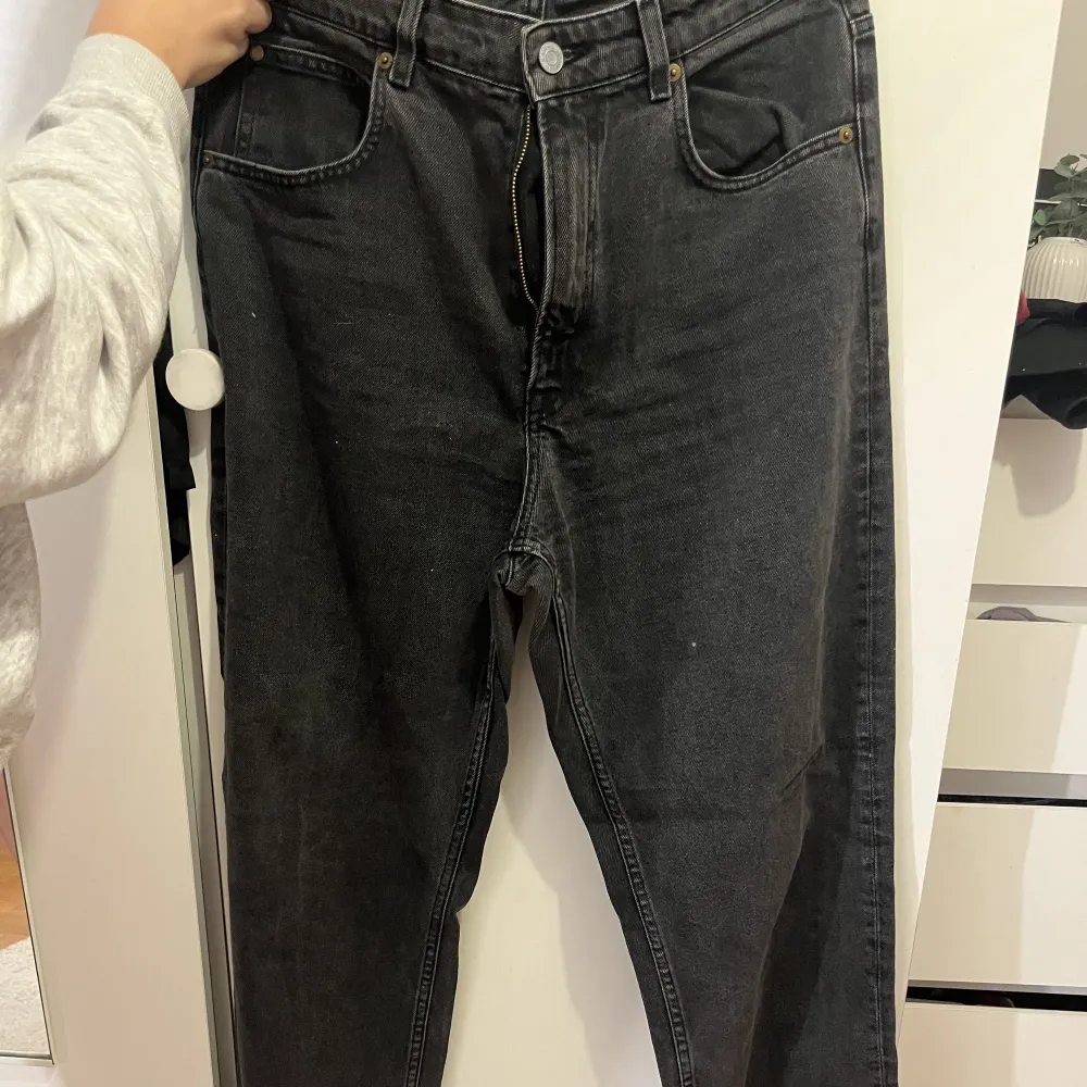 90’s jeans sååååå snygga! En normalt mindre storlek kan ha dem med oversized look! Aldrig använda. Jeans & Byxor.