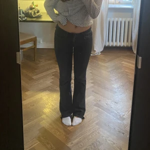 Jeans🖤😍 - Sjukt snygga svarta lågmidjade jeans från Zara!🤩 perfekt skick, passar till allt💞💞