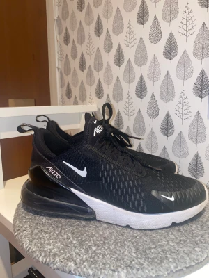 Nike airmax 270  - Hej! Säljer min 270c, har använt de i mindre än ett år,de är i jätte bra skick. Säljer de på grund av de inte passar mig längre 