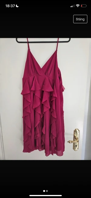volang klänning - så fin klänning med volanger, storlek L men väldigt liten i storleken! 