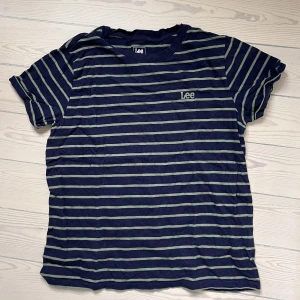 Tshirt Lee - Blå tshirt med gröna ränder från Lee. Storlek S
