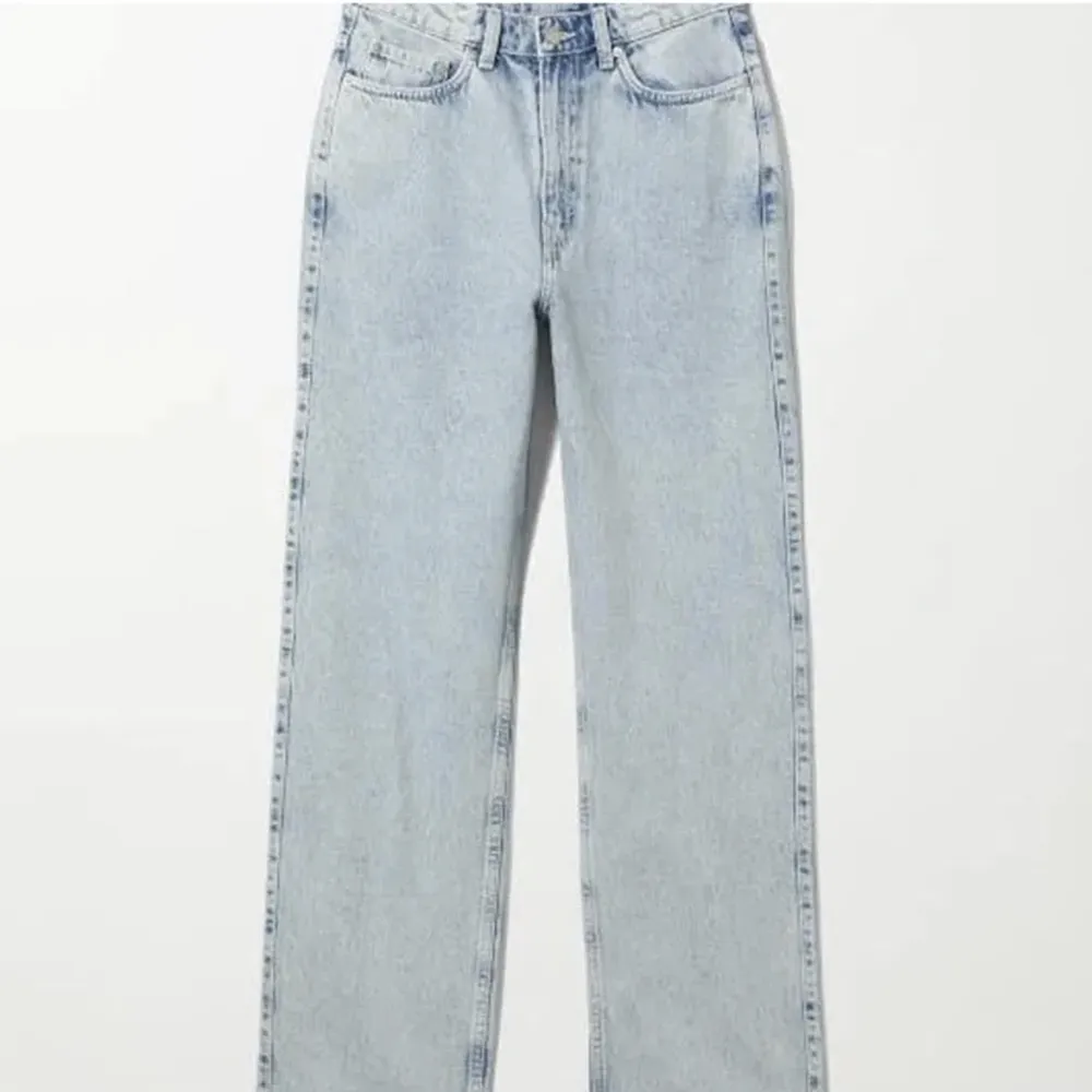 Weekday row jeans, väldigt bra skick!💕💕💕 färgen på första bilden stämmer!. Jeans & Byxor.