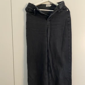 Svarta jeans - Svarta jeans med vida ben. 