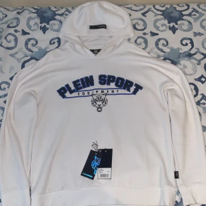 Philipp Plein  - Hej, Säljer min Plein sport hoodie som är i nytt skick, använd ett par gånger varsamt. Köpt på Plein sport och finns inte kvar längre att få tag på. Sitter riktigt bekvämt. Tags finns kvar som man kan se. -möts upp -köparen står för fraktkostnader 
