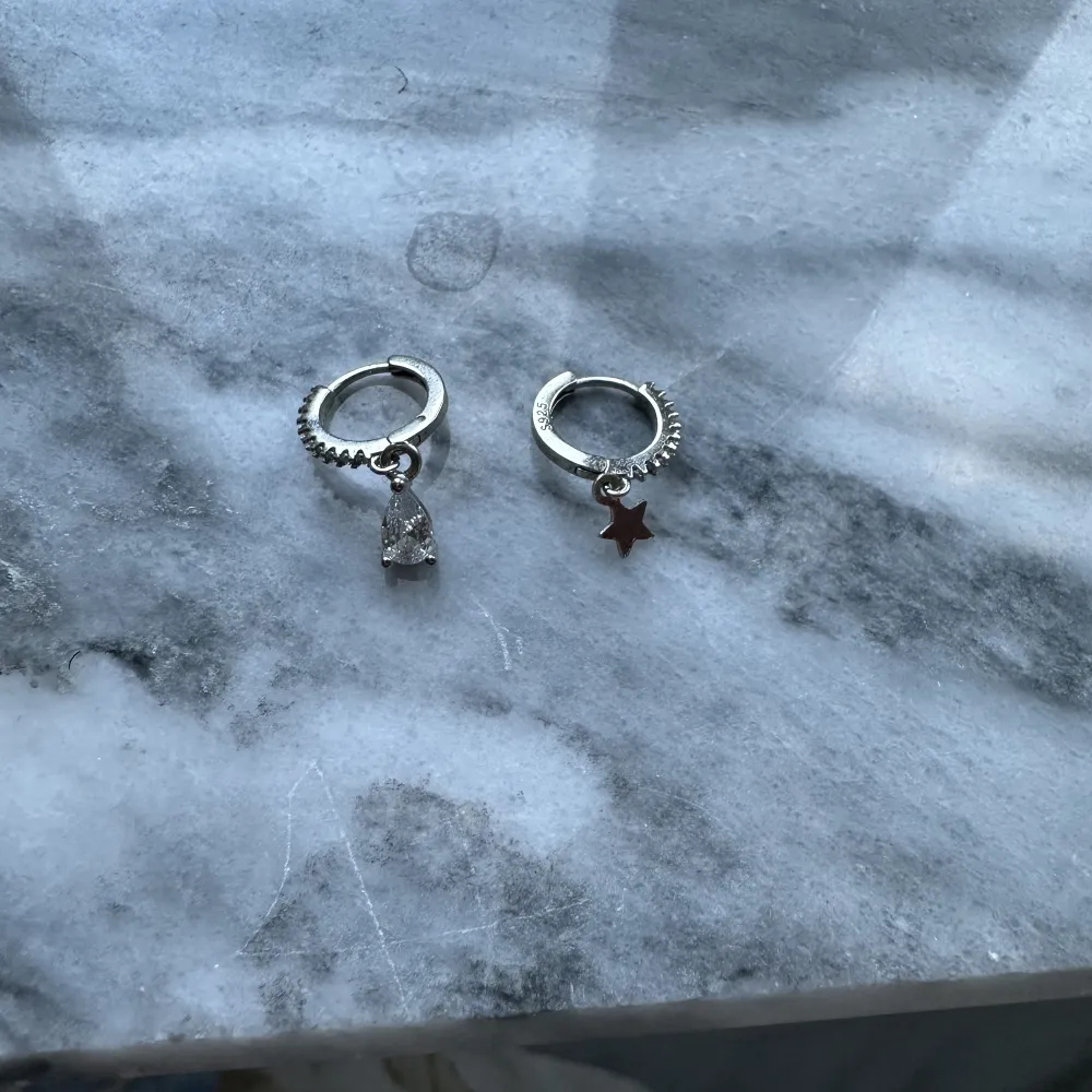 super söta örhängen i stearling silver med en ”diamant” sten och en stjärna på det andra, och även med små stenar på själva ringen! Köpa från by anastasia för kanske 4 år sedan, knappt använda . Accessoarer.