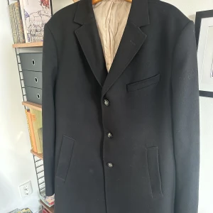 J.Lindeberg Ullrock - Fint skick. Bröstfickan är inte ens uppsprättad än.  Kostade 4000 för något år sedan.  80% ull 20% polyamid (foder 56% acetat 44% viskos) 