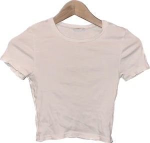 Vit t-shirt - Vit lätt ribbad t-shirt från even&odd. Tyvärr för liten för mig. Använd en gång så den är i nyskick utan några anmärkningar. Jag säljer den även i svart! Den är tight och lite croppad.