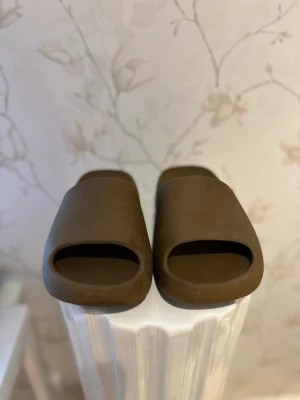 Slides  - Säljer dessa Yeezy liknande slides från Nelly som inte riktigt kommer till användning då de är för små 