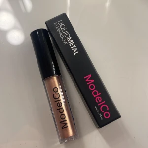 Ögonskugga  - Ögonskugga i flytande form med applikator till. Aldrig använd 