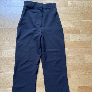 Kostymbyxor - Högmidjade kostymbyxor från Nelly. Har sytt upp dessa för att passa mig som är 163.