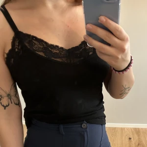 Linne - Linne med spetsning. Inköpt från bik bok. Använd fåtal gånger.